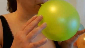 Ballons aufblasen bis sie knallen