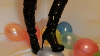 Ballons mit meinen  Lackstiefeln zertreten