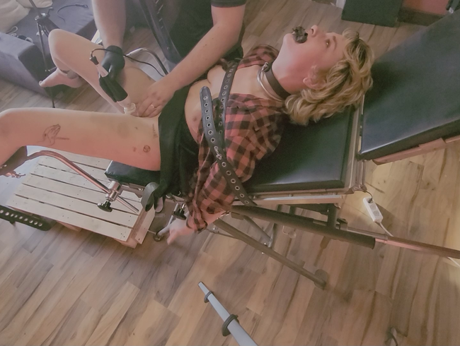 Dreckstück Emily auf Gyn-Stuhl gefingert und mit Massagestab gequält