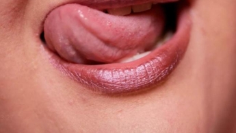 Dunkle Lippen lecken