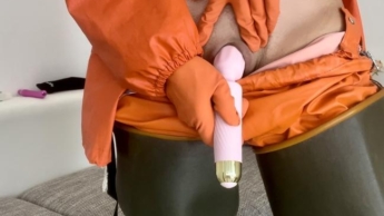 Fühle mich sauwohl und geil in meiner Orangen Regen Kombi.