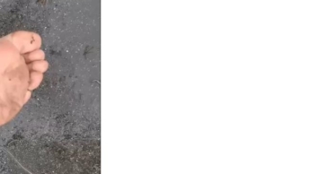 Barfußlaufen auf Schnee, Kieselsteinen und anderen Oberflächen
