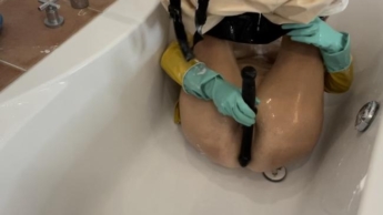 Heißer schaumiger Spaß in gelber Regenhose, Gummistiefeln und Handschuhen mit meinem Dildo