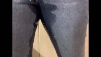 Ich pisse mir in meine Jeans und anschließend wische ich meine Pfütze auf