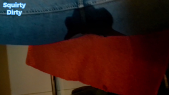 Im Büro an meinem Schreibtisch in meine Jeanshose gepisst!