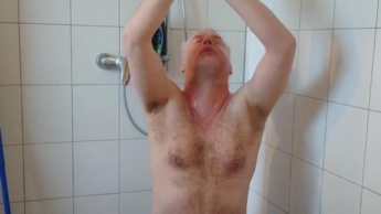 Die geile Dusche mit der Pisse 1