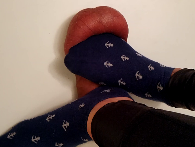 Nur ein bisschen Ballcrushing in Baumwollsocken