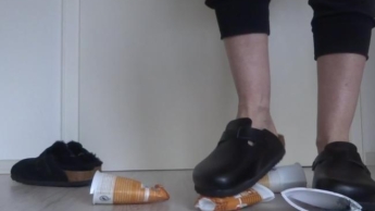 Slippers crush Plastikbecher
