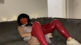 Sehr geil meine ausgelatschten Turnschuhe, mit roter PVC, Hose und meiner transparenten Schürze
