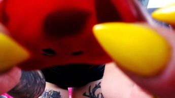 POV-Setzen Sie eine SCHWEINENASE auf Ihr Sklavengesicht :3 Sagen Sie Oink zur Kamera xd