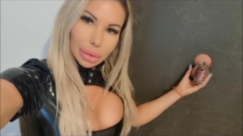 Domina Daniela holt sich fette Ladung am Gloryhole