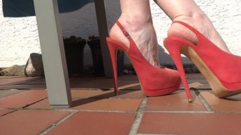 Zehenöffnung Slings High Heels in der Sonne