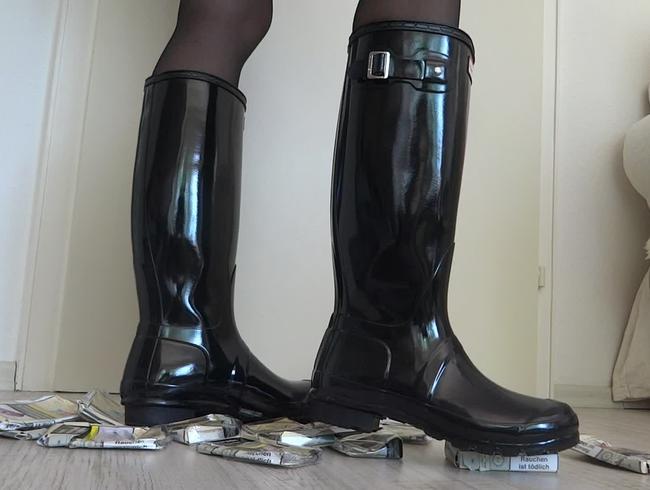 Gummistiefel Zigarettenschachteln Crush und Stiefel quietschen lassen