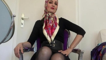 Satin Kopftücher zum schwarzen eleganten Kleid