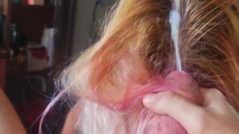 Zum ersten Mal mache ich einen Stiefsohn-Haarjob, Sperma auf meinen Haaren (kein Ton)