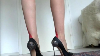 Perfekte Beine und Heels – schwarze Pumps Metallabsätze!