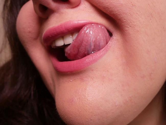 Verführerisches Lippenlecken – (kein Reden)