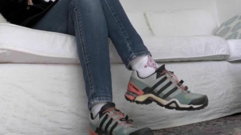 Beobachte mich und schnüffle in meine Sneakers