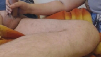 Wixe Ihm den Schwanz mit Öl bis der Saft aus den Eiern kommt