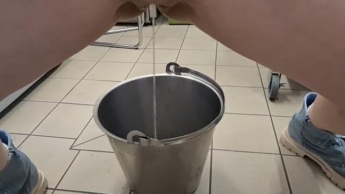 Pissen auf Arbeit schön in ein Blecheimer.