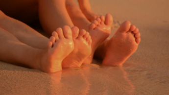 Fußfetisch im Meer und Füße