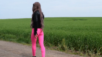 Pink #Spandex #Leggings – hauteng und schön abzeichnend -Spaziergang in der Natur