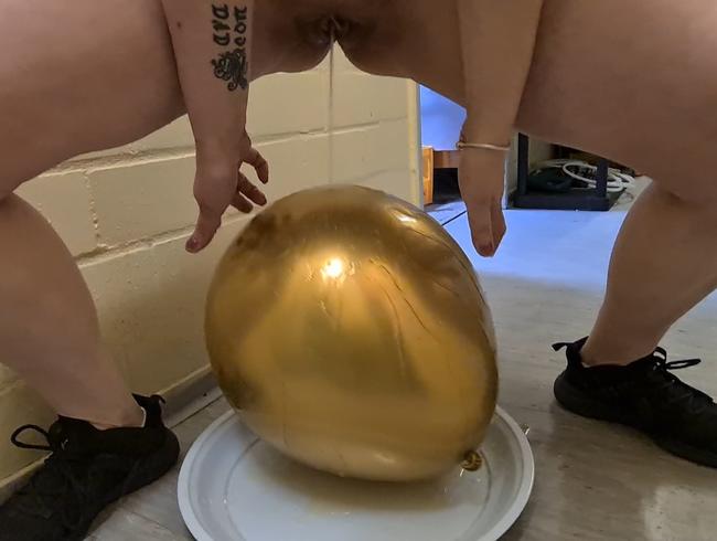 Pissen auf Luftballon.