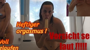 Heftiger Orgasmus und voll ausgelaufen !! Vorsicht sehr laut !!!!