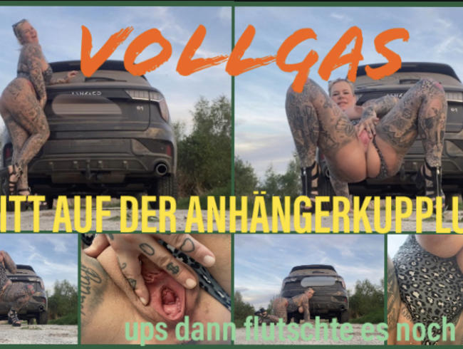 VOLLGAS abritt auf der ANHÄNGERKUPPLUNG | ups da flutscht sie noch in die ARSCHFOTZE