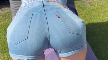 Feuchte Frühlingsgefühle – Jeans Hotpants eingenässt