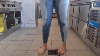 Jeanspiss in der Küche.