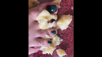 Feet Worship – Ich mache Bananenmus und du leckst es von meinen Füßen