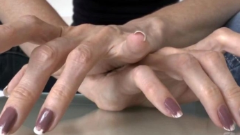 Fingernagel klopfen auf Glasplatte