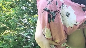 Heimlich beim Nachbarn in den Garten gepisst