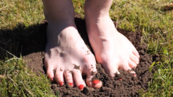 Schmutzfüße – ich vergrabe meine Füße im Maulwurfshügel -Du stehst auf  #dreckige #Füsse