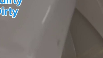 Die Schlage am Frauenklo war mir zu lang, deshalb habe ich bei den Männern gepisst