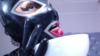 Latex+Spucke Perfekte Kombination Teil 3 – Spucke-Skalierung – Letzter Akt (OHNE TON)