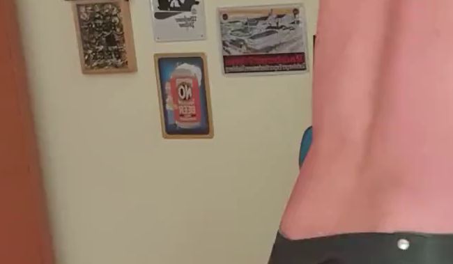 Nackt, nur mit Gummischürze und Gummihandschuhe wird der Abwasch gemacht