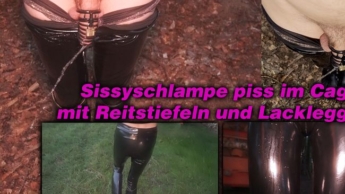 Sissyschlampe pisst im Peniskäfig mit Lackleggings und Reitstiefeln mit walk