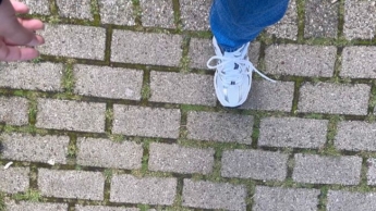 Würden Sie es wagen, nach einem langen Spaziergang an meinen Socken zu riechen und meine Füße zu lecken?
