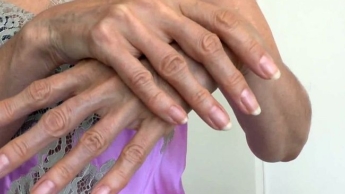 Clip mit schönen Händen und Seide Negligee Wichsanleitung