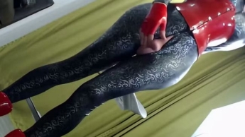 Damson Silver Catsuit, Sofa, Selbstbefriedigung, Abspritzen, Solo