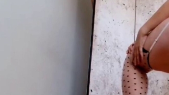 Dessous-Präsentation mit Strümpfen und sexy Schuhen Teil 2 / 3
