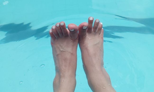 Fetisch der Füße im Schwimmbad