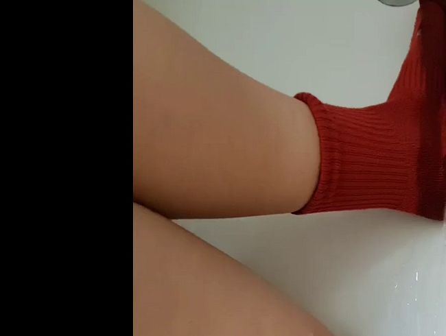 Lady in red, schau mir zu wie ich meine Socken vollpiss und es mir selbst mache