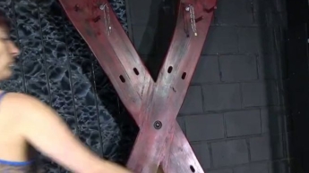 Latex – Sklave wird am Andreaskreuz und auf dem Bock bestraft