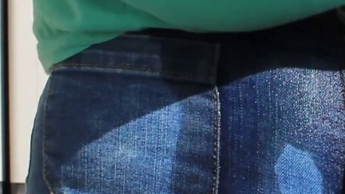 Mittelblaue Patch-pocket Shorts, stramm, weich und nass (Kein Ton)