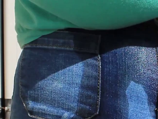 Mittelblaue Patch-pocket Shorts, stramm, weich und nass (Kein Ton)