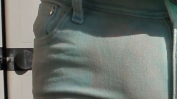 Pastellgrüne Jeans wird zweimal von Innen befeuchtet (ohne Ton)