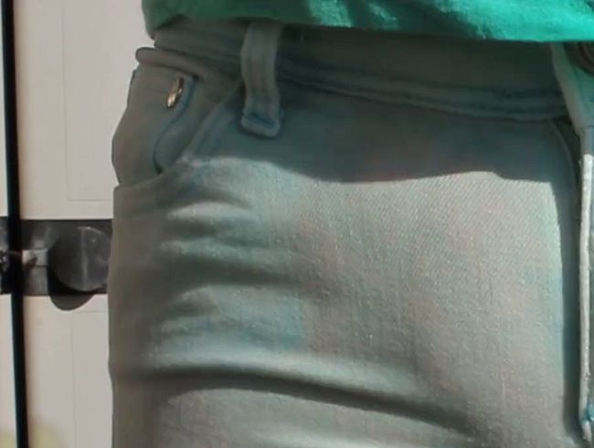 Pastellgrüne Jeans wird zweimal von Innen befeuchtet (ohne Ton)